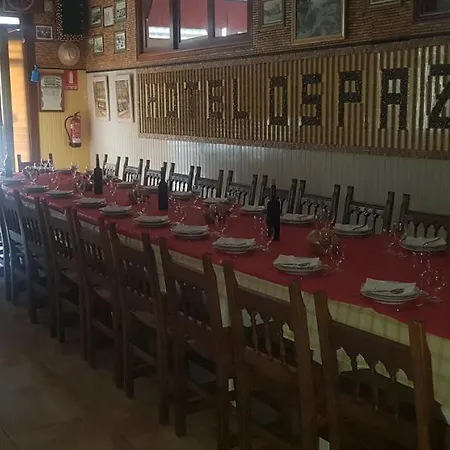 Os Pazos Familiar מלון קמבדוס